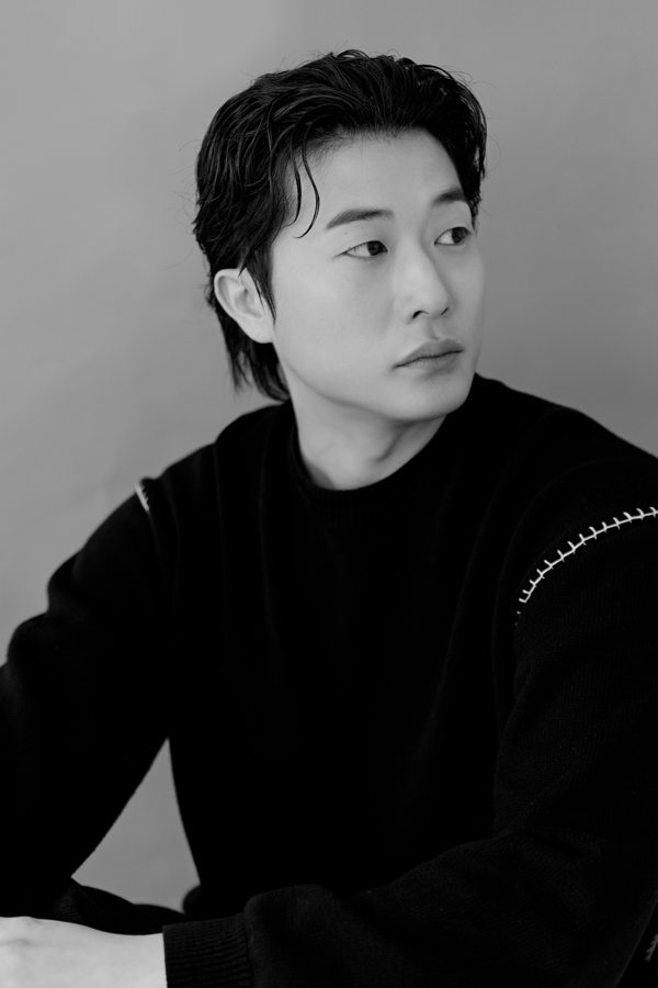 김동현 — 검은 니트를 입고 옆을 바라보는 흑백 프로필