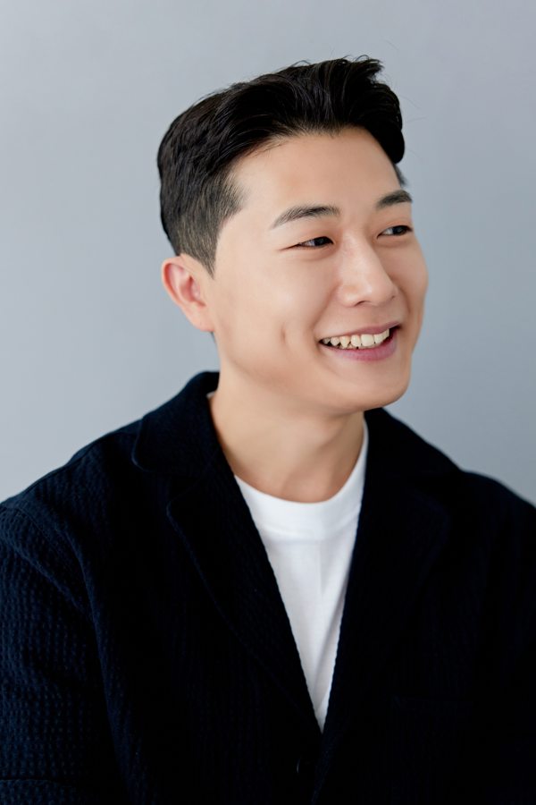 옆을 바라보며 웃는 김동현