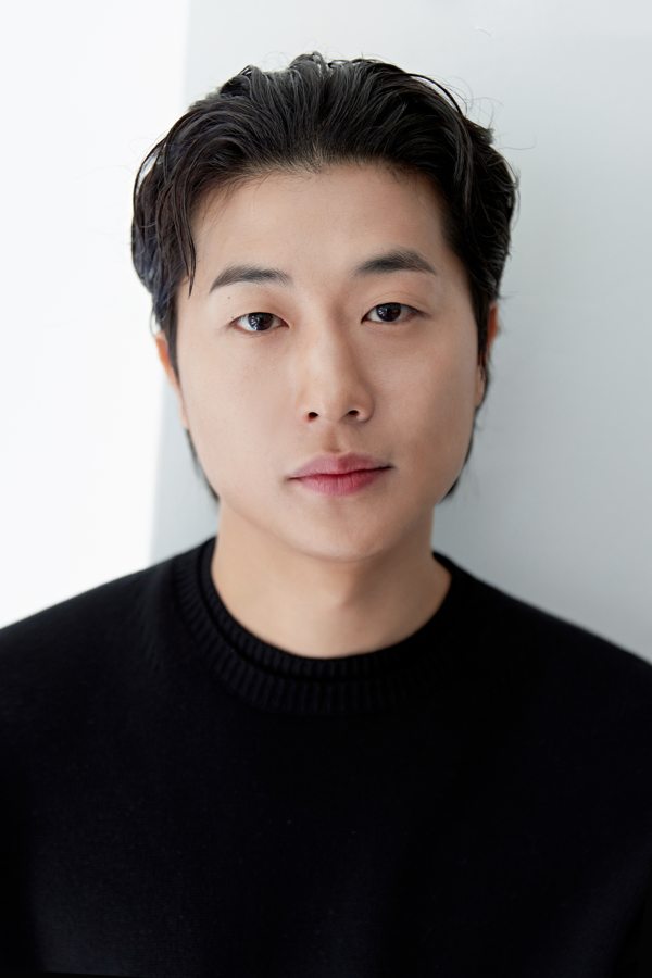 김동현 — 검은 니트를 입고 정면을 바라보는 프로필